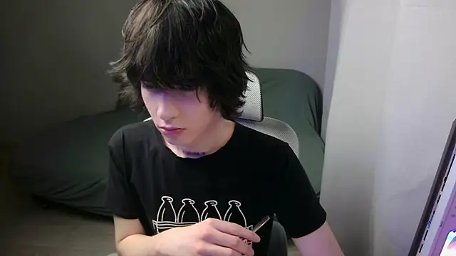 Snapshot of LeonBoykisser chatting on 02.06.26 LeonBoykisser online show from 02.06.26