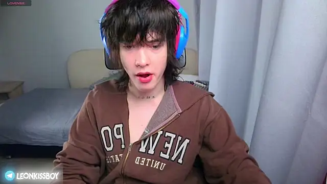 Snapshot of LeonBoykisser chatting on 06.15.26 LeonBoykisser online show from 06.15.26