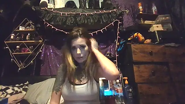 Snapshot of allymoon1369 chatting on 05.19.26 allymoon1369 online show from 05.19.26