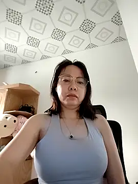Snapshot of Famrita chatting on 04.19.26 Famrita online show from 04.19.26