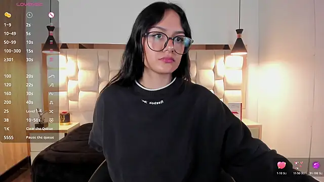 NiccolleHall online show from 02.17.26