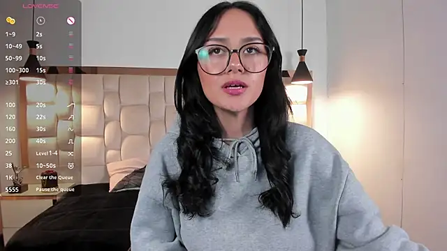 NiccolleHall online show from 02.18.26