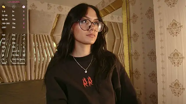 NiccolleHall online show from 03.05.26