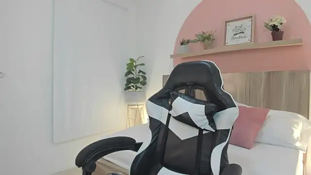 Snapshot of ivette_swan chatting on 02.21.26 ivette swan online show from 02.21.26