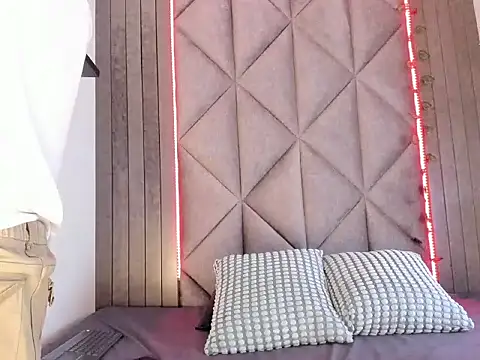 Snapshot of AndrewKenoxx_ chatting on 02.06.26 AndrewKenoxx online show from 02.06.26