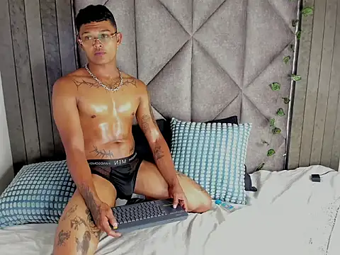 Snapshot of AndrewKenoxx_ chatting on 02.27.26 AndrewKenoxx online show from 02.27.26