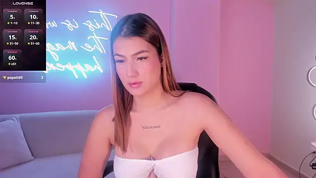 Snapshot of BellaThompsonX chatting on 02.20.26 BellaThompsonX online show from 02.20.26