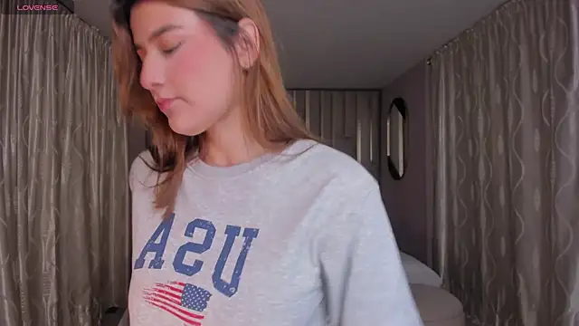 Snapshot of BellaThompsonX chatting on 03.04.26 BellaThompsonX online show from 03.04.26