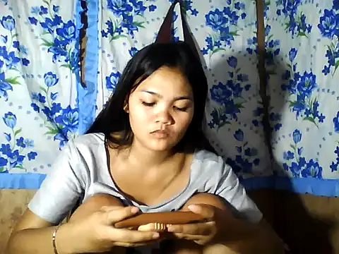 PinaySkinnyJust18 online show from 04.10.26