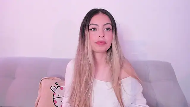 Snapshot of Fernanda_aaaa chatting on 04.21.26 Fernanda aaaa online show from 04.21.26