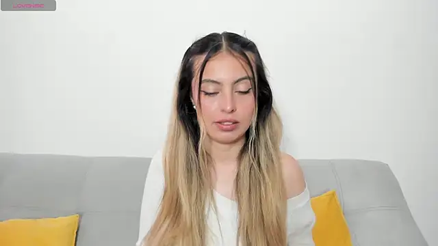 Snapshot of Fernanda_aaaa chatting on 05.15.26 Fernanda aaaa online show from 05.15.26