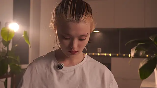 Snapshot of EleniRoeber chatting on 02.19.26 EleniRoeber online show from 02.19.26