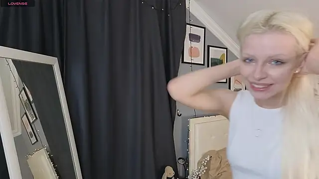 Naomi Demio online show from 04.04.26