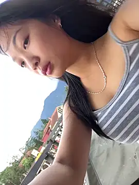 Snapshot of Lyn-be99 chatting on 05.13.26 Lyn-be99 online show from 05.13.26