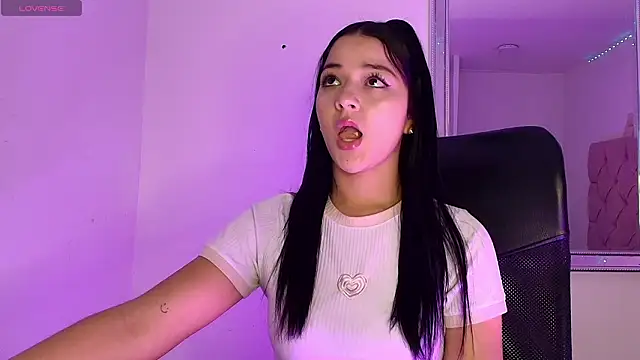 Snapshot of Minibombom chatting on 03.04.26 Minibombom online show from 03.04.26