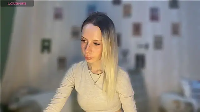 Snapshot of DellaCampbell chatting on 02.11.26 DellaCampbell online show from 02.11.26