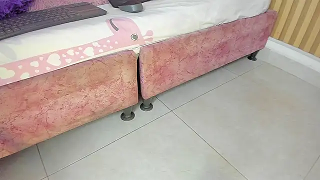 Melanie  Evans online show from 04.20.26