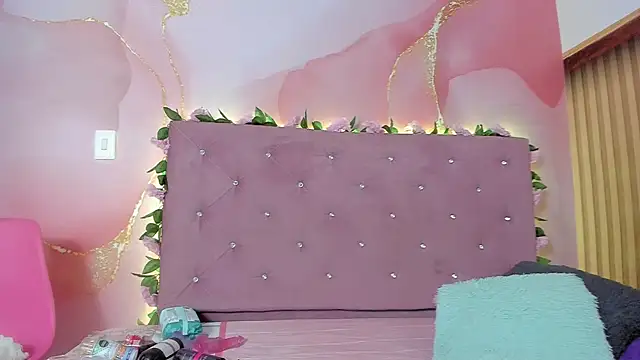 Melanie  Evans online show from 04.22.26