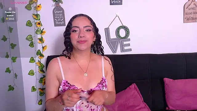 Snapshot of emiily_curly chatting on 04.23.26 emiily curly online show from 04.23.26