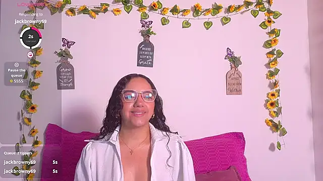 Snapshot of emiily_curly chatting on 07.17.26 emiily curly online show from 07.17.26