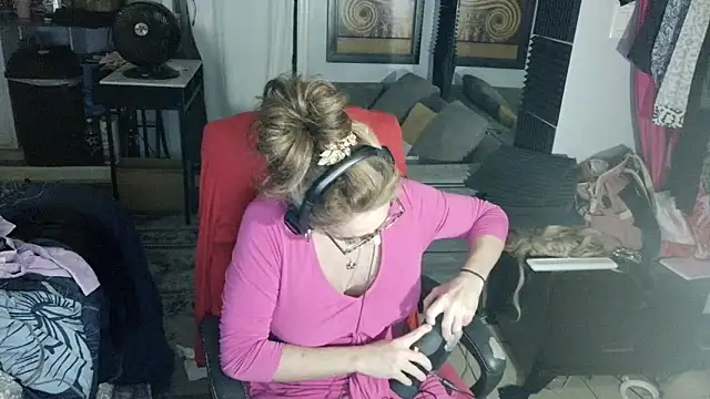 Snapshot of starandsky chatting on 05.19.26 starandsky online show from 05.19.26