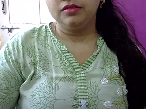 Snapshot of Cute_Aliyaa chatting on 04.28.26 Cute Aliyaa online show from 04.28.26