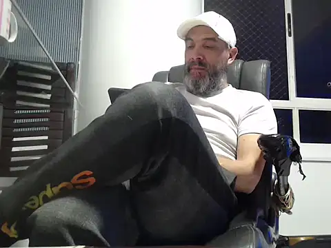 Snapshot of seriohetero19 chatting on 02.16.26 seriohetero19 online show from 02.16.26