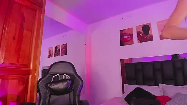 Isabella Moon9 online show from 02.28.26