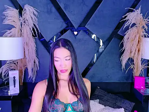 KylieWhitee online show from 02.17.26