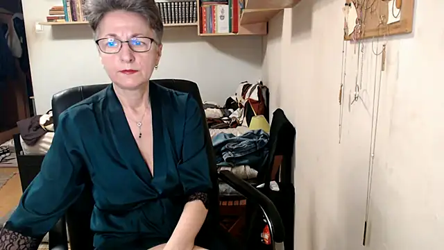 Snapshot of katemodel chatting on 10.15.25 katemodel online show from 10.15.25
