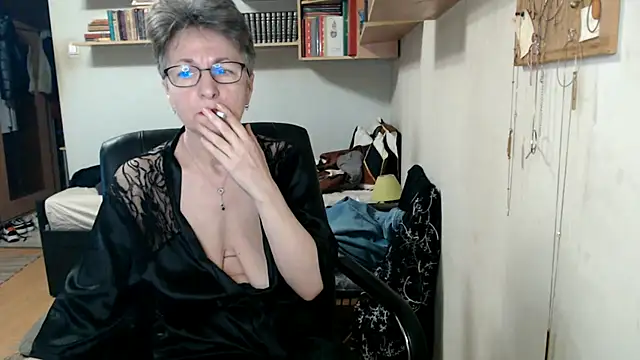Snapshot of katemodel chatting on 10.18.25 katemodel online show from 10.18.25