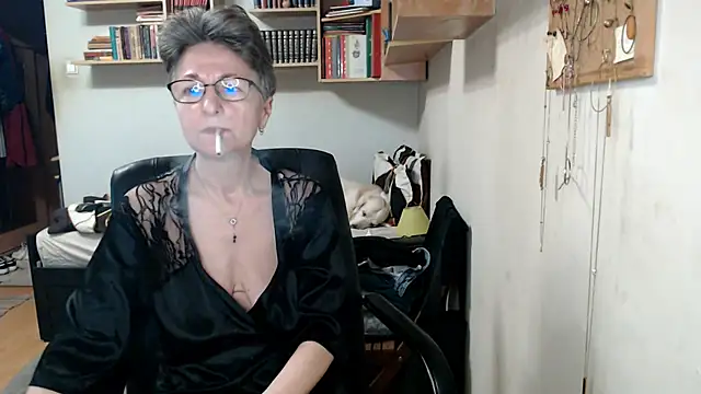 Snapshot of katemodel chatting on 10.21.25 katemodel online show from 10.21.25