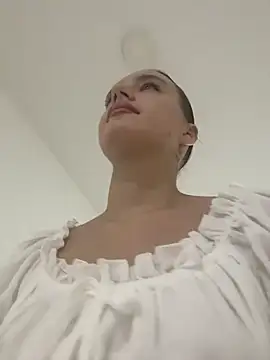 MiaTee online show from 04.19.26