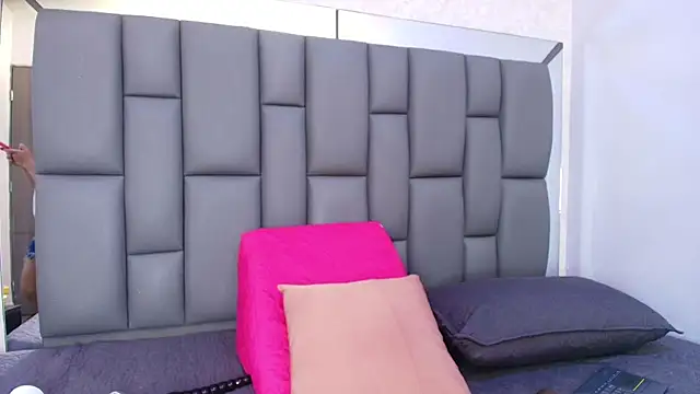 melany roberts  online show from 04.11.26