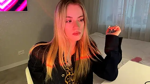 Between Eeys online show from 04.02.26