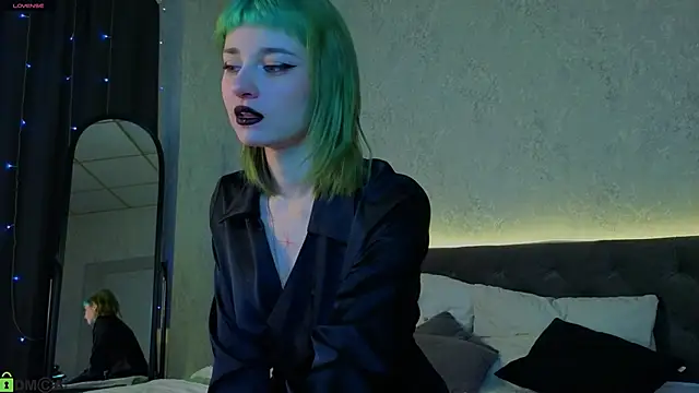 Scarle Whisper online show from 04.12.26