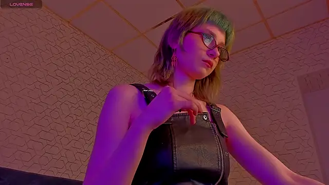 Scarle Whisper online show from 04.13.26