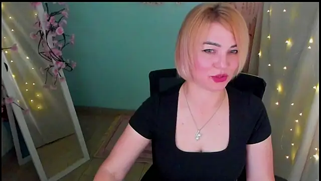 Snapshot of CuttieEmma chatting on 06.17.26 CuttieEmma online show from 06.17.26