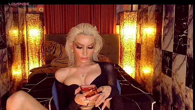 Snapshot of SeductiveSamanthaTS chatting on 06.14.26 SeductiveSamanthaTS online show from 06.14.26