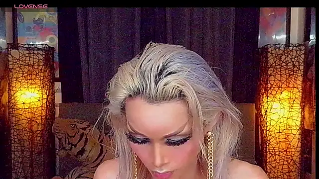 Snapshot of SeductiveSamanthaTS chatting on 07.11.26 SeductiveSamanthaTS online show from 07.11.26