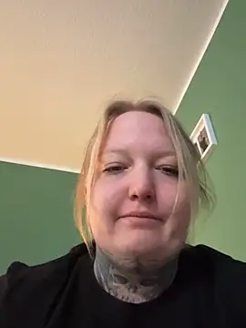 Snapshot of Lolaaxxx13 chatting on 05.16.26 Lolaaxxx13 online show from 05.16.26