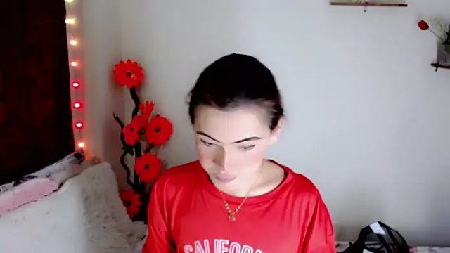 Snapshot of NathalialLooes chatting on 06.18.26 NathalialLooes online show from 06.18.26