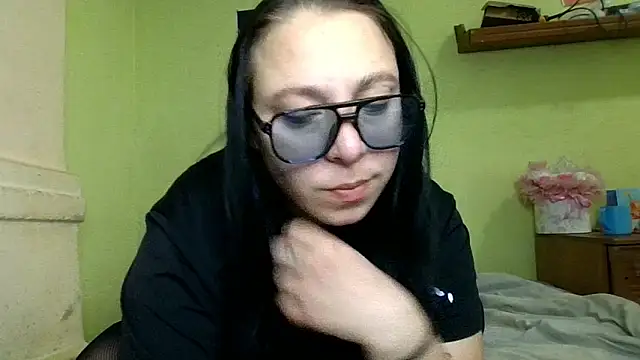 Snapshot of MillaSourety chatting on 04.21.26 MillaSourety online show from 04.21.26