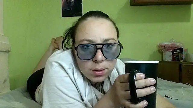 Snapshot of MillaSourety chatting on 04.29.26 MillaSourety online show from 04.29.26