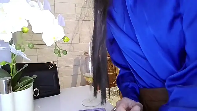 JuliaLovely online show from 03.20.26