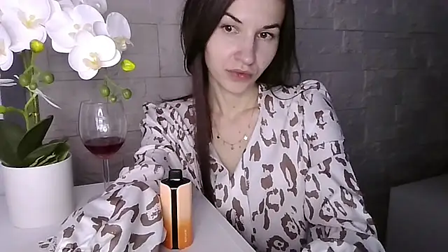 JuliaLovely online show from 03.27.26