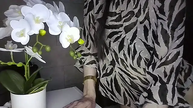 JuliaLovely online show from 04.18.26