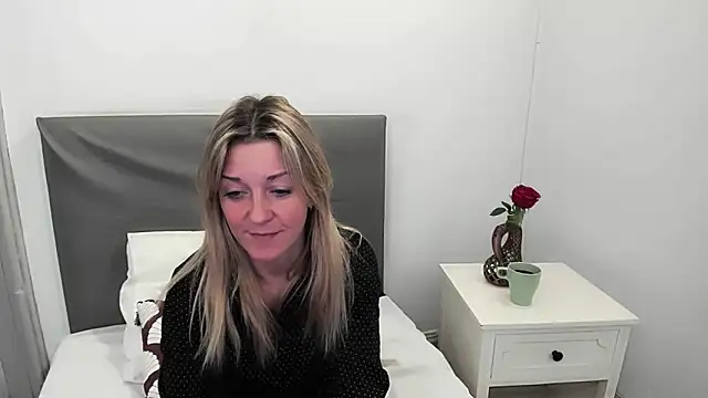 Snapshot of MileyXStar chatting on 02.04.26 MileyXStar online show from 02.04.26