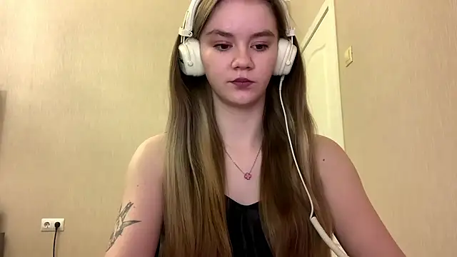 Snapshot of AgnesShy_ chatting on 02.23.26 AgnesShy online show from 02.23.26