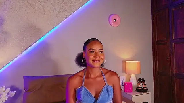 Snapshot of wendy_william chatting on 05.19.26 wendy william online show from 05.19.26